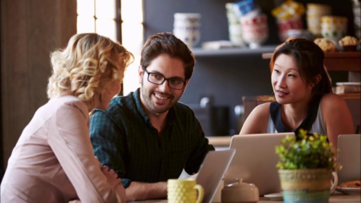 Estudiantes participando en sesión en línea con instructor