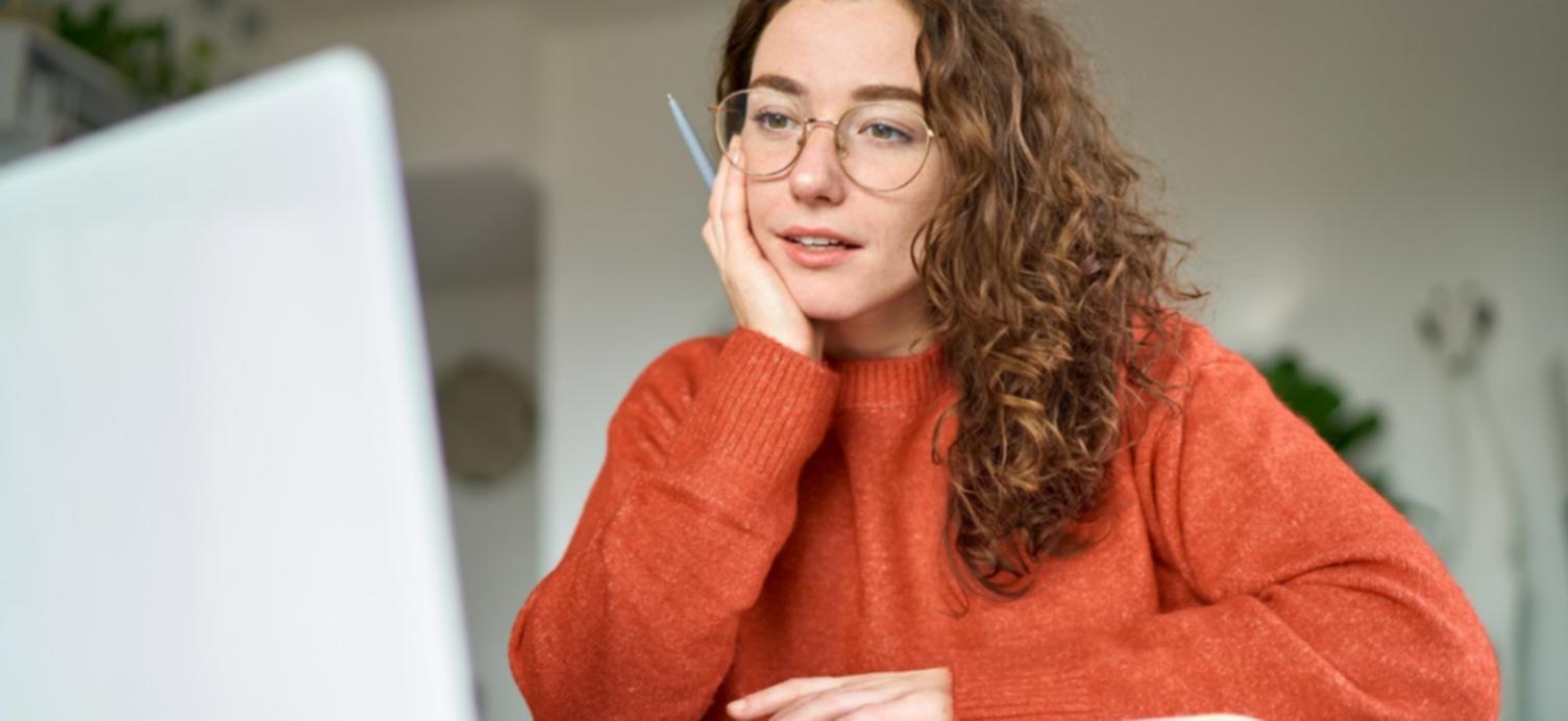 Estudiante trabajando con material educativo estructurado