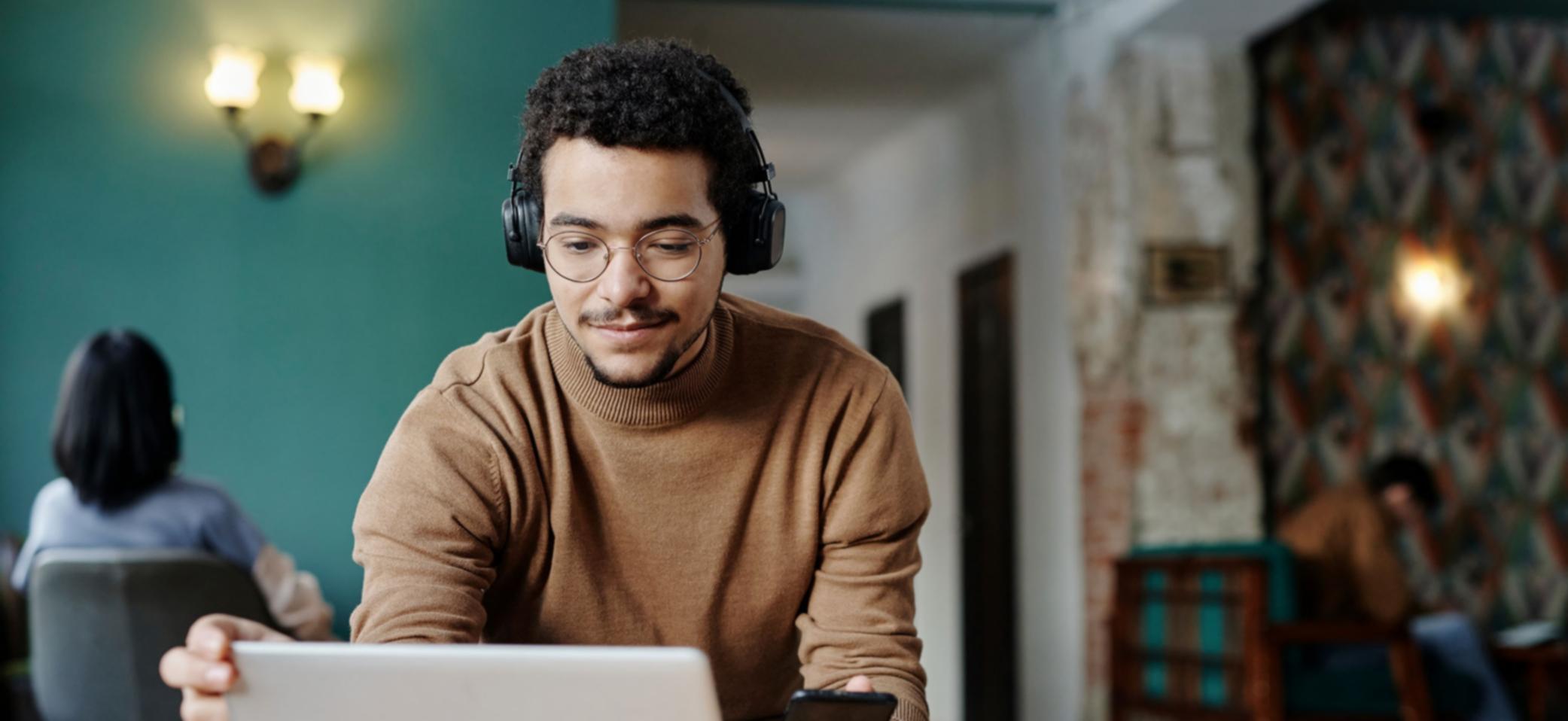 Instructor trabajando con estudiante en sesión personalizada de análisis de contenido